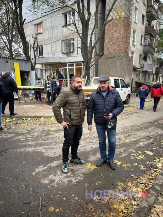 На месте попадания дрона в жилой дом в Николаеве продолжаются НАВР (видео)