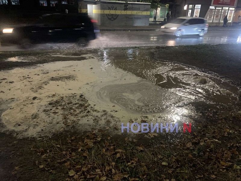 Через потоп на проспекті без води залишилися десятки будинків у Миколаєві