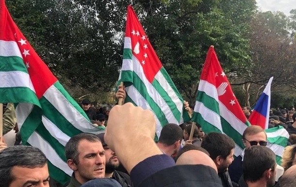 В Абхазии митингующие против соглашения с РФ ворвались в "правительственные" здания