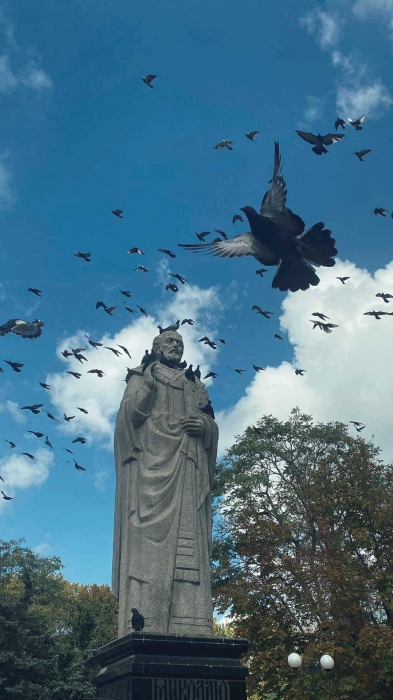 В Николаеве треснул памятник Святому Николаю (фото)