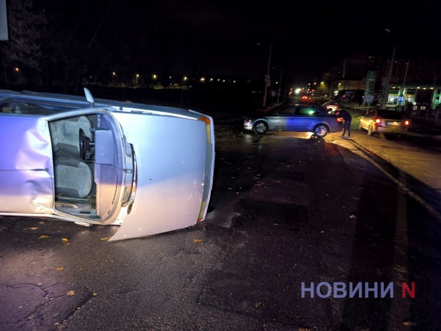 На перекрестке в Николаеве «Шкода» перевернула «Таврию»: двое пострадавших