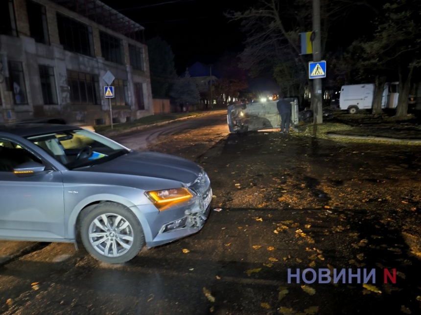 На перекрестке в Николаеве «Шкода» перевернула «Таврию»: двое пострадавших