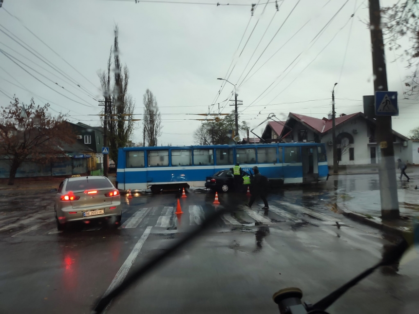 У Миколаєві зіткнулися трамвай та «Ланос»