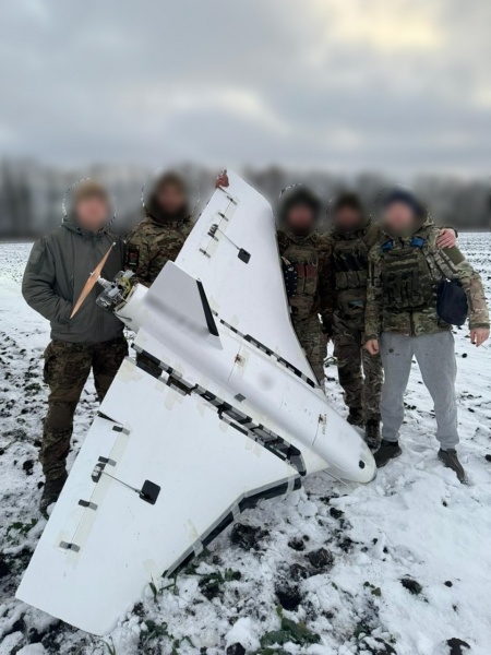 Прикордонники за допомогою стрілецької зброї знищили 3 дрони (відео)