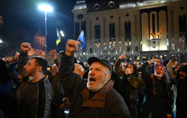 У Тбілісі десятки тисяч людей вийшли на протести: поліція намагається їх розігнати