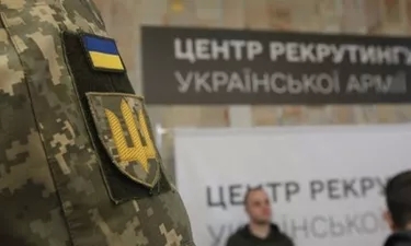 ТЦК чатують під рекрутинговими центрами, щоб упіймати добровольців, — військовий (відео)