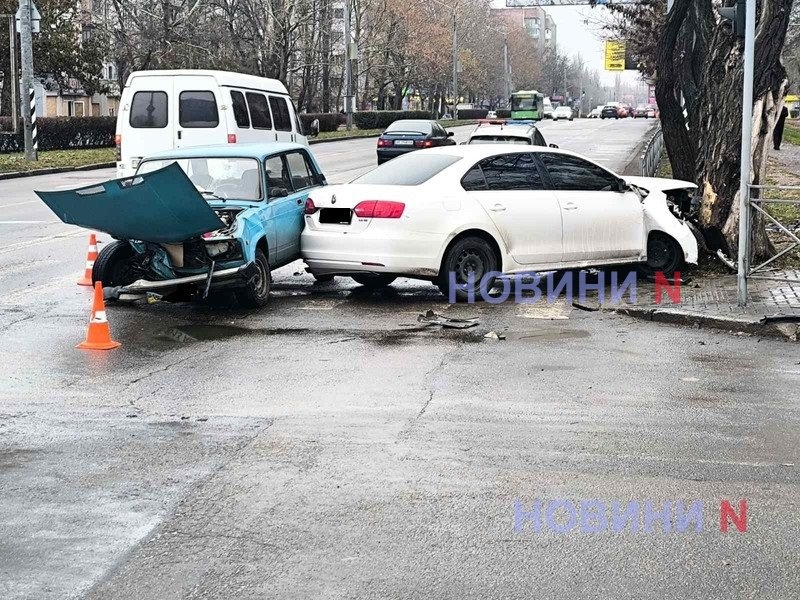 На перекрестке в Николаеве столкнулись «Жигули» и «Фольксваген ...