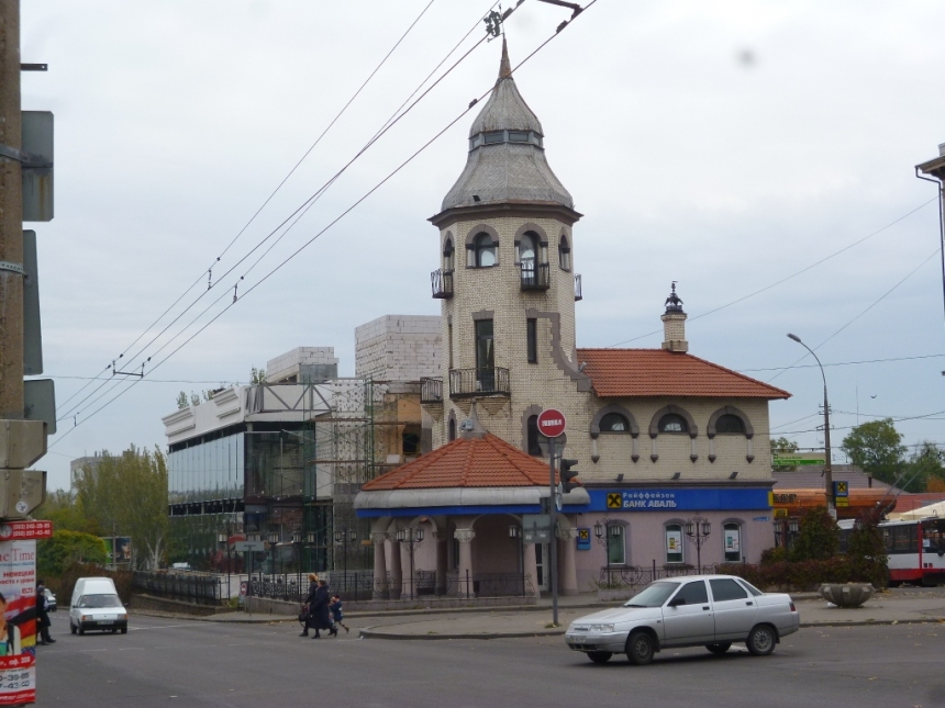 У центрі Миколаєва через 7 років вирішили знести незаконний паркан навколо «Мейсона», раніше – «Мафії»