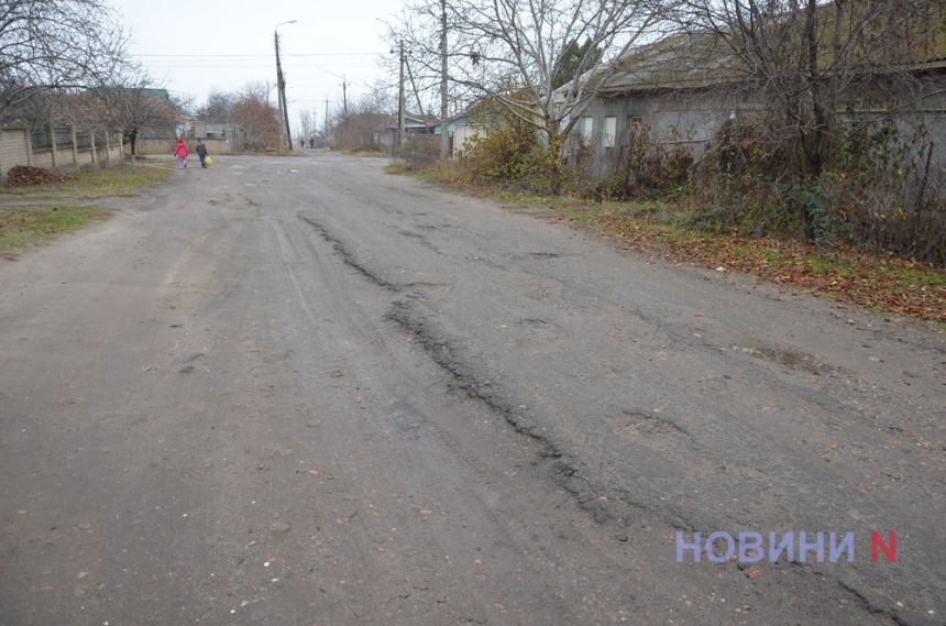 Дорожный хаос в Варваровке: ямы, открытые люки и фуры рядом с домами жителей (фото)