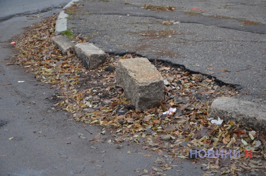 Дорожный хаос в Варваровке: ямы, открытые люки и фуры рядом с домами жителей (фото)