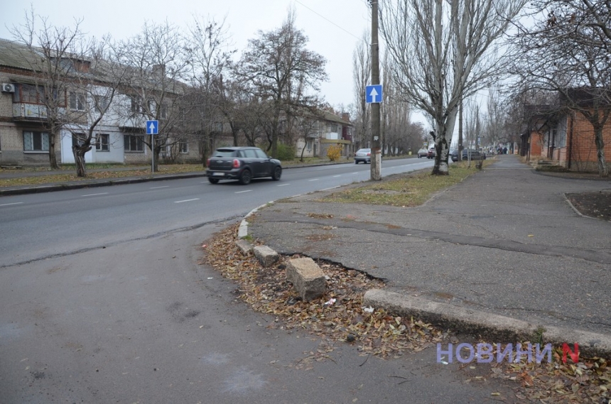 Дорожный хаос в Варваровке: ямы, открытые люки и фуры рядом с домами жителей (фото)