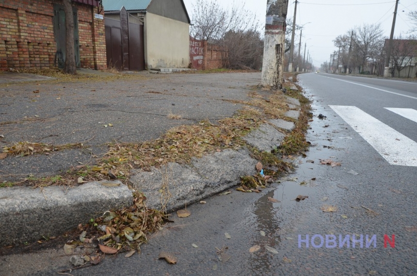 Дорожный хаос в Варваровке: ямы, открытые люки и фуры рядом с домами жителей (фото)