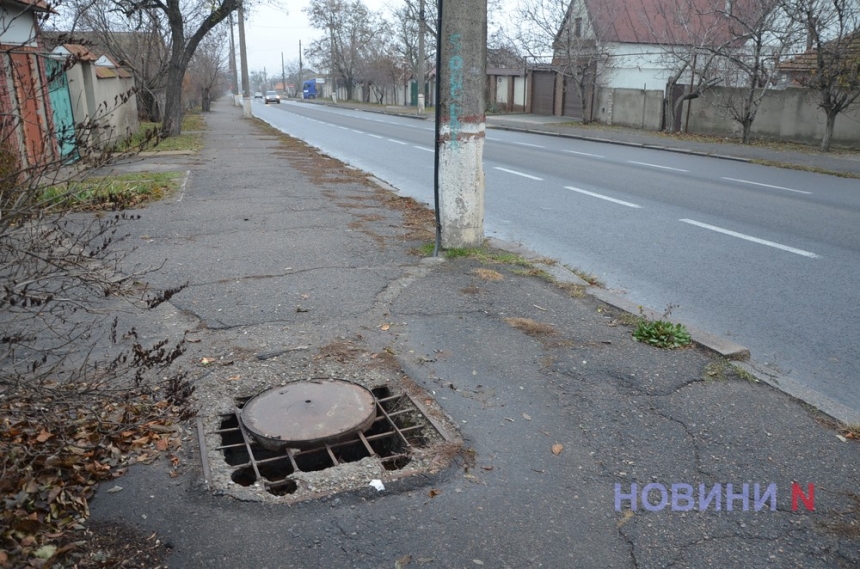 Дорожный хаос в Варваровке: ямы, открытые люки и фуры рядом с домами жителей (фото)