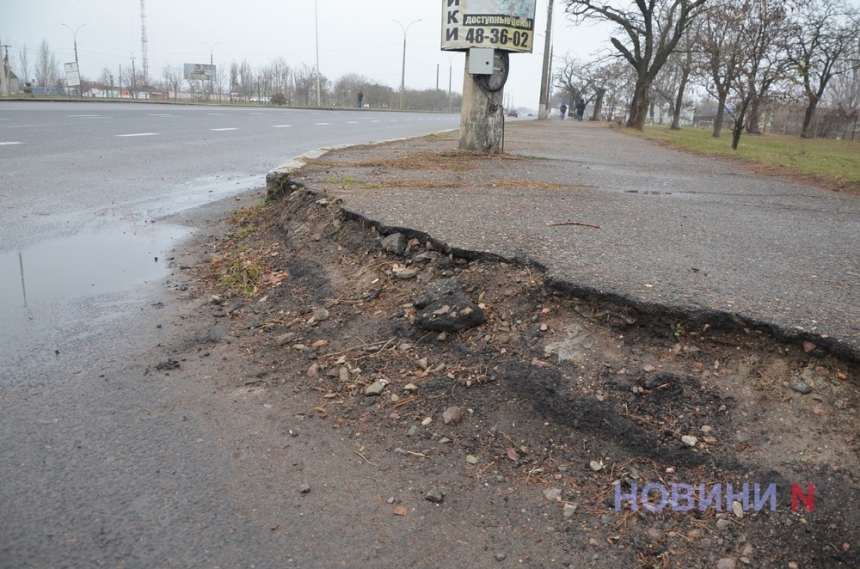 Дорожный хаос в Варваровке: ямы, открытые люки и фуры рядом с домами жителей (фото)