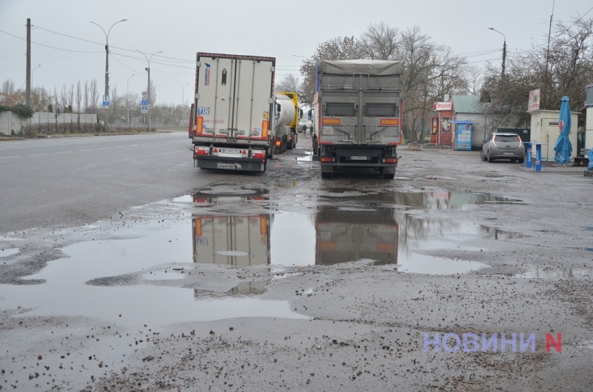 Дорожный хаос в Варваровке: ямы, открытые люки и фуры рядом с домами жителей (фото)