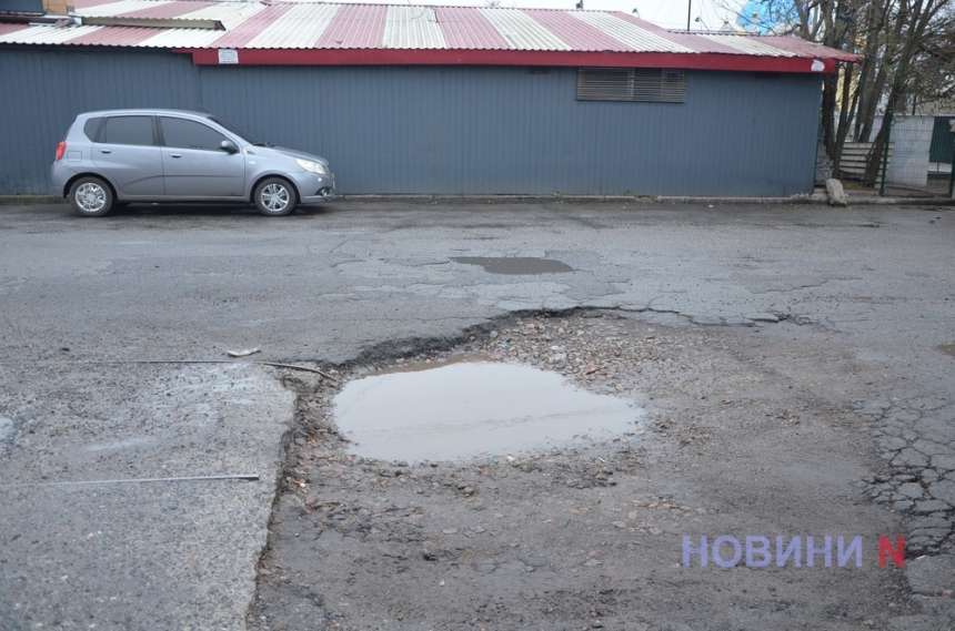 Дорожный хаос в Варваровке: ямы, открытые люки и фуры рядом с домами жителей (фото)