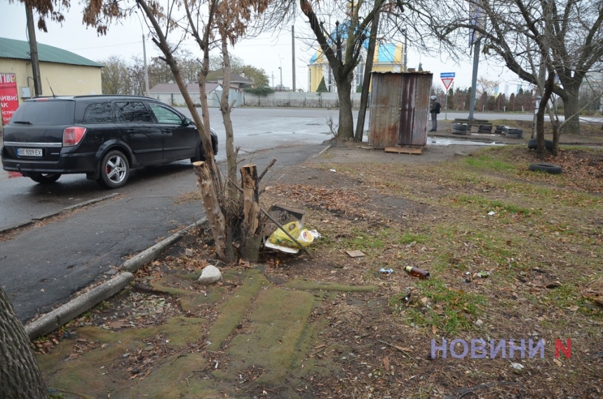 Дорожный хаос в Варваровке: ямы, открытые люки и фуры рядом с домами жителей (фото)