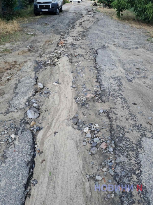 Дорожный хаос в Варваровке: ямы, открытые люки и фуры рядом с домами жителей (фото)