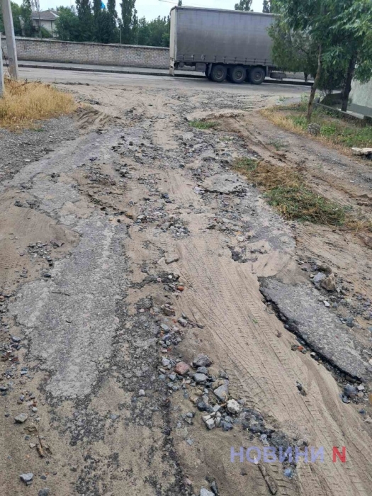 Дорожній хаос у Варварівці: ями, відкриті люки та фури поряд з будинками мешканців (фото)