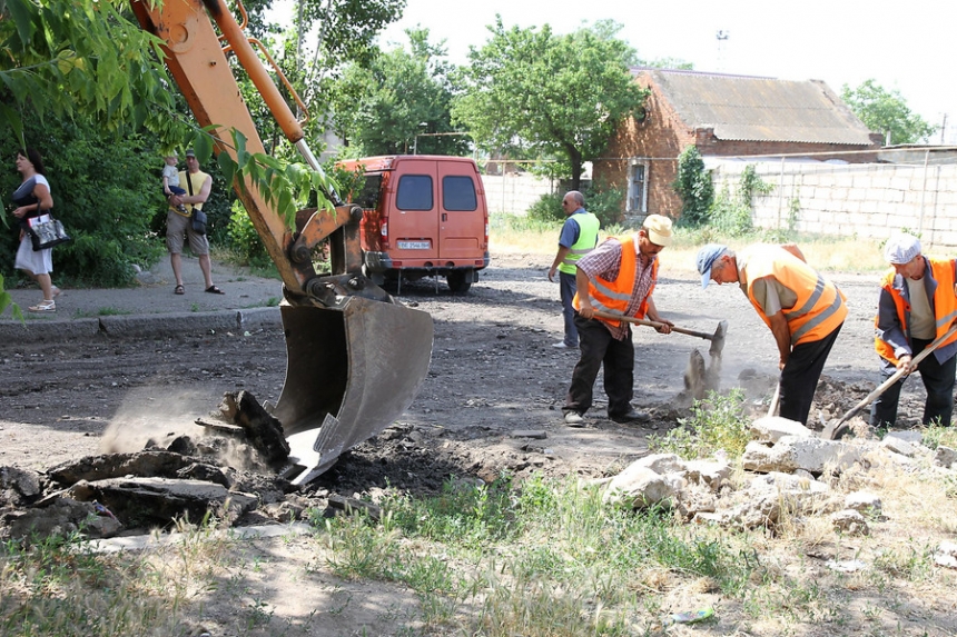 «Миколаївводоканал» вирив по місту 460 ям для ремонту, але ще не відновили там покриття