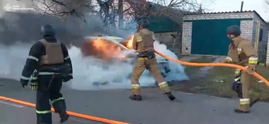 На Николаевщине горел автомобиль: в него попал вражеский дрон (видео)