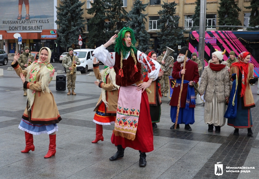 Рождественская звезда, коза и Маланка: Николаевом курсирует праздничный вертеп (фото)