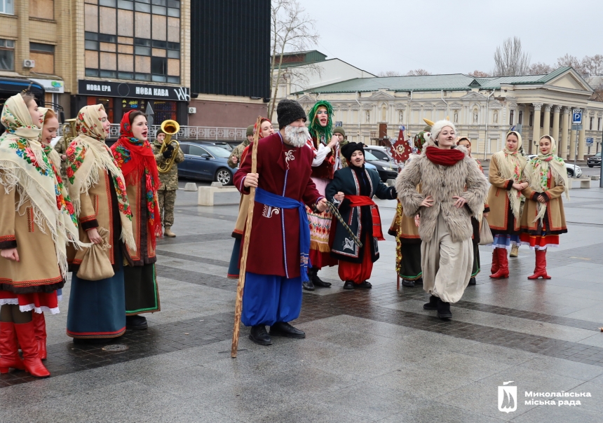 Рождественская звезда, коза и Маланка: Николаевом курсирует праздничный вертеп (фото)