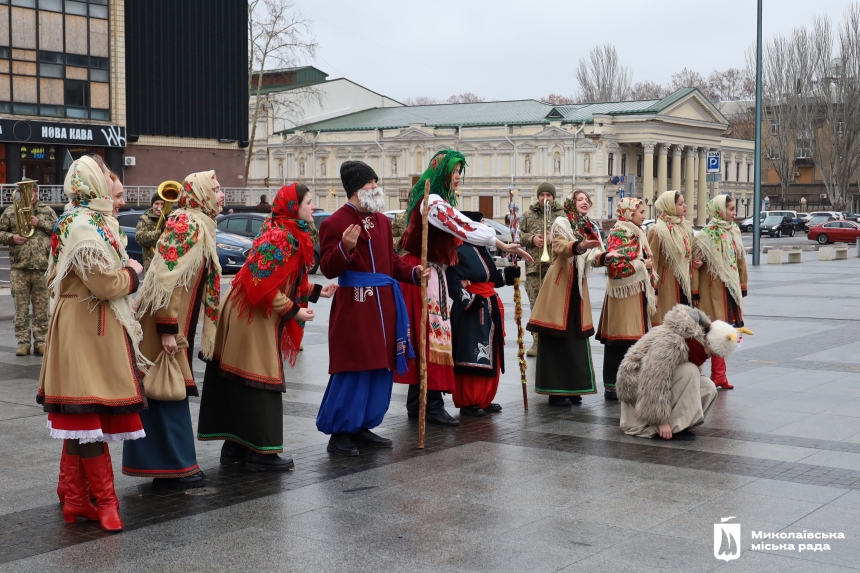 Рождественская звезда, коза и Маланка: Николаевом курсирует праздничный вертеп (фото)