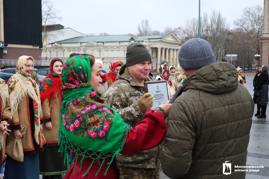 Рождественская звезда, коза и Маланка: Николаевом курсирует праздничный вертеп (фото)