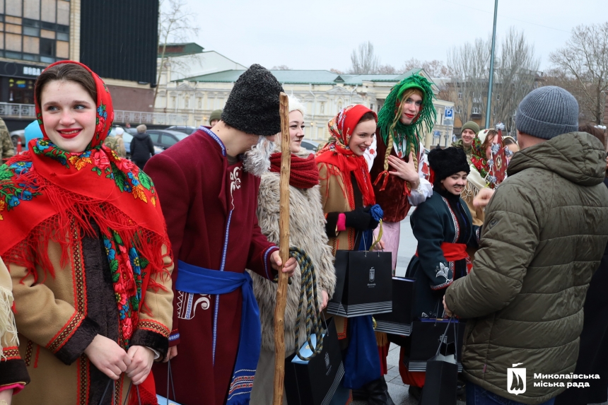 Рождественская звезда, коза и Маланка: Николаевом курсирует праздничный вертеп (фото)