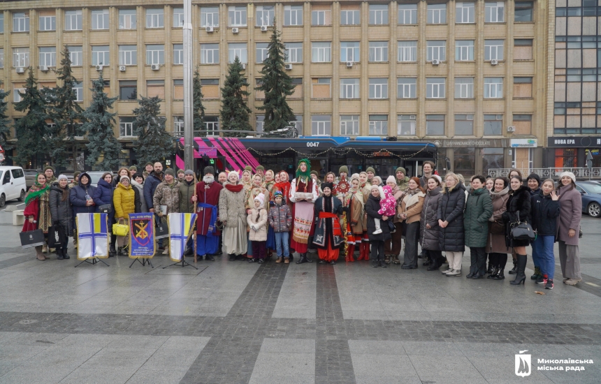 Рождественская звезда, коза и Маланка: Николаевом курсирует праздничный вертеп (фото)