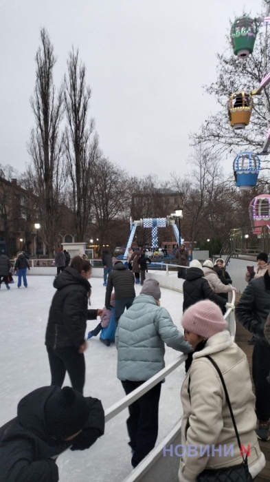 В последнее воскресенье года николаевцы массово пришли на каток: не испугали ни цены, ни очереди (фото)