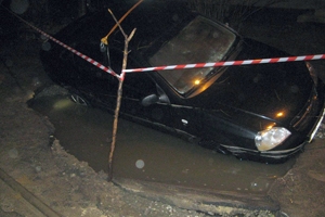 В Николаеве прямо на проезжей части автомобиль «Шевроле» провалился под асфальт