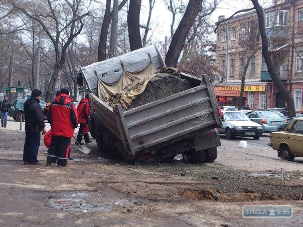 В Одессе грузовик провалился под асфальт