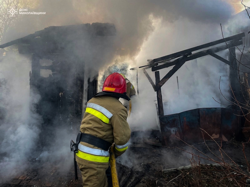 В Николаеве горел дом: пожарные спасли женщину