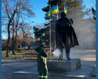 У Миколаєві помили пам'ятник Тарасу Шевченку (відео)