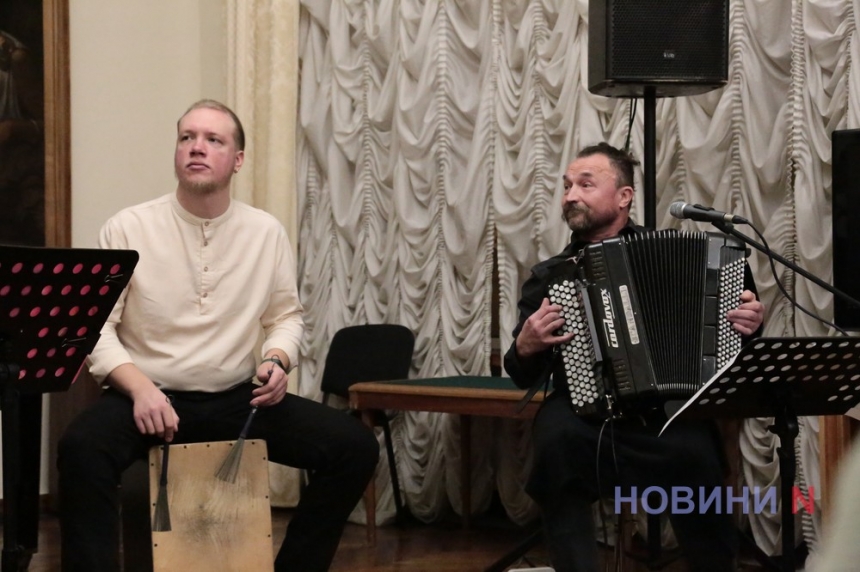 Зимові мелодії: миколаївців знову порадував Acoustic band (фоторепортаж)