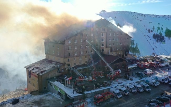 На гірськолижному курорті в Туреччині загорівся 12-поверховий готель: відомо вже про 66 загиблих (відео)