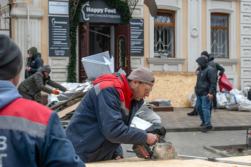 Фотограф показал кадры последствий атаки на Николаев