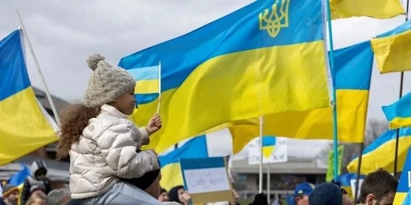 91% украинцев гордится своим гражданством, но 35% молодежи хотели бы уехать, — опрос