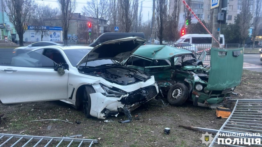 Внаслідок потрійної ДТП у Миколаєві загинуло двоє людей: водія Infiniti затримала поліція