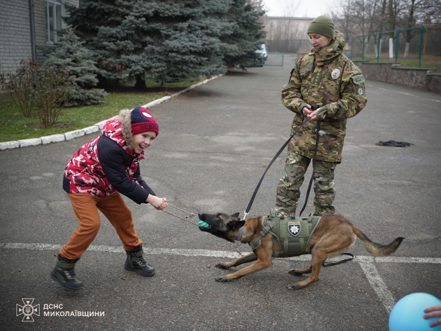 Дітей співробітників ДСНС та поліції Миколаївщини познайомили з «чотириногими терапевтами»