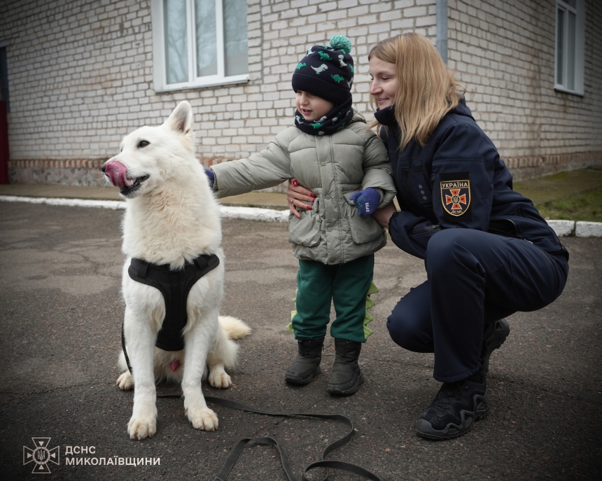 Для детей сотрудников ГСЧС и полиции Николаевщины провели встречу с «четвероногими терапевтами»