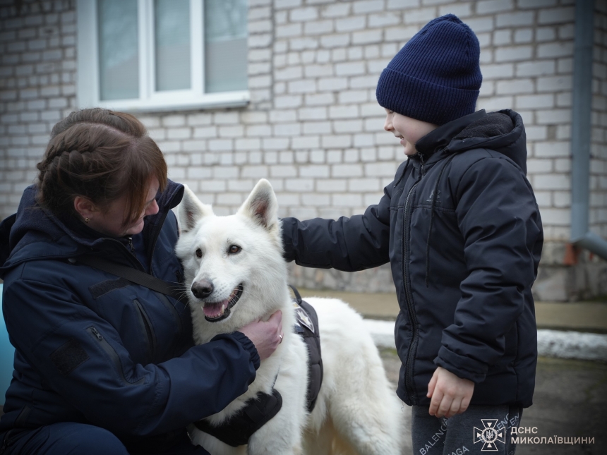 Для детей сотрудников ГСЧС и полиции Николаевщины провели встречу с «четвероногими терапевтами»