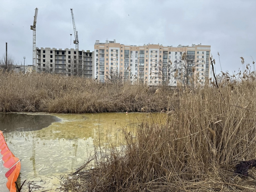 З Південного Бугу в Миколаєві відкачали вже 217 тонн олії – менше 15% того, що вилилося в річку