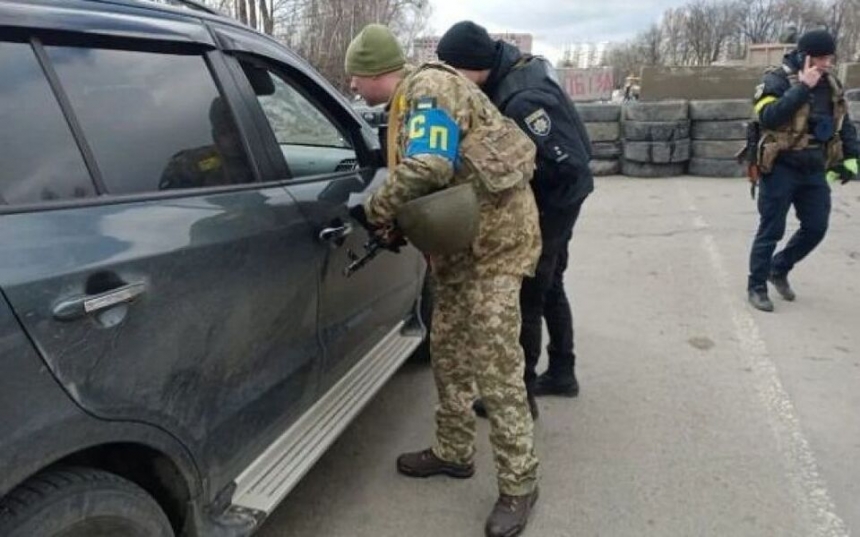 В Одесі чоловік добу ховається в машині: поліцейські хочуть забрати його до ТЦК (відео)