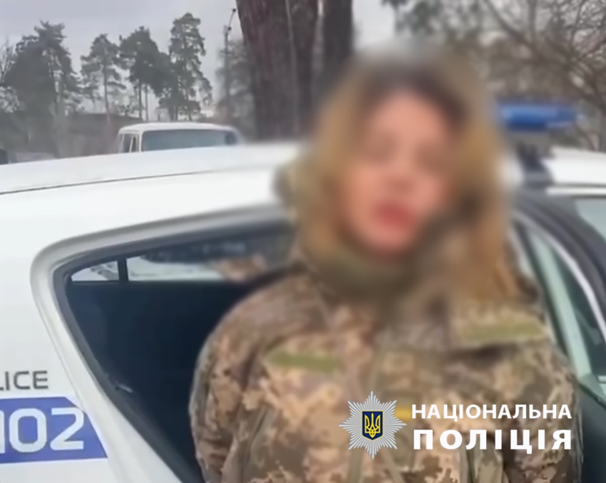 Женщина в военной форме на авто Smart заблокировала въезд и наехала на полицейского