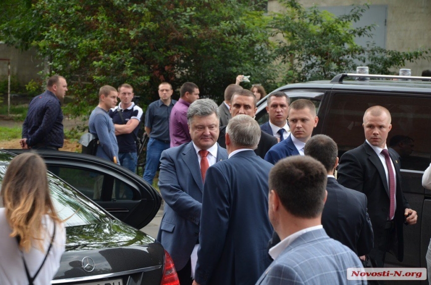 РНБО ввела санкції проти Порошенка. Читайте на UKR.NET