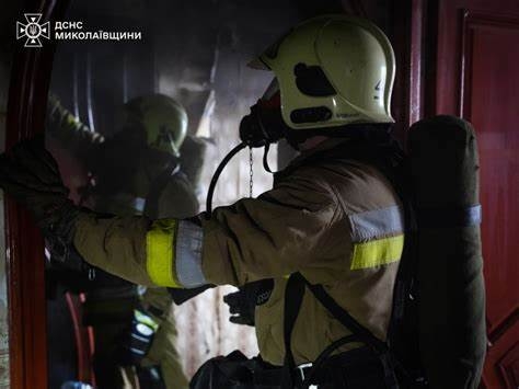 У Миколаєві пожежники врятували жінку з палаючого будинку