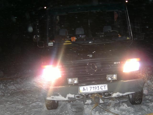 На Николаевщине спасатели МЧС освободили микроавтобус из снежного плена